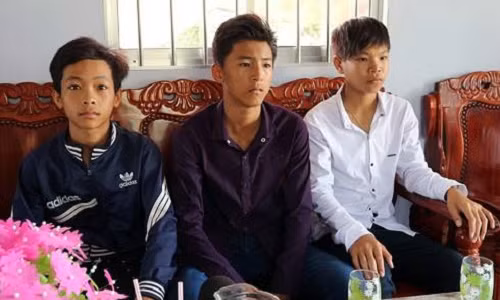 Education minister awards student in Soc Trang for honesty ảnh 1