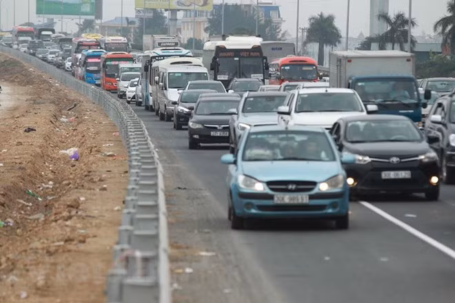 Traffic police help ensure traffic safety, social order for Tet ảnh 1