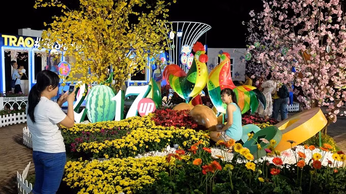 People enjoy warm weather during Tet ảnh 1