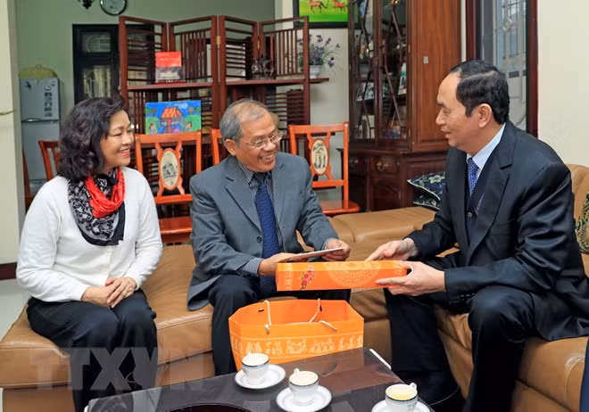 President pays Tet visits to outstanding intellectuals in Hanoi ảnh 1