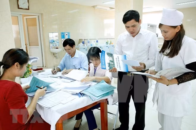 Deputy PM lauds health workers ảnh 1