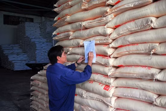 Sugar prices plunge on smuggling ảnh 1