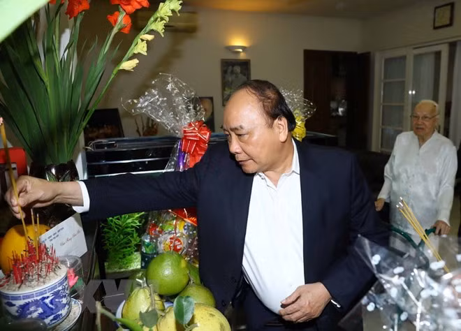 PM pays tribute to late Party, gov’t leaders ảnh 1