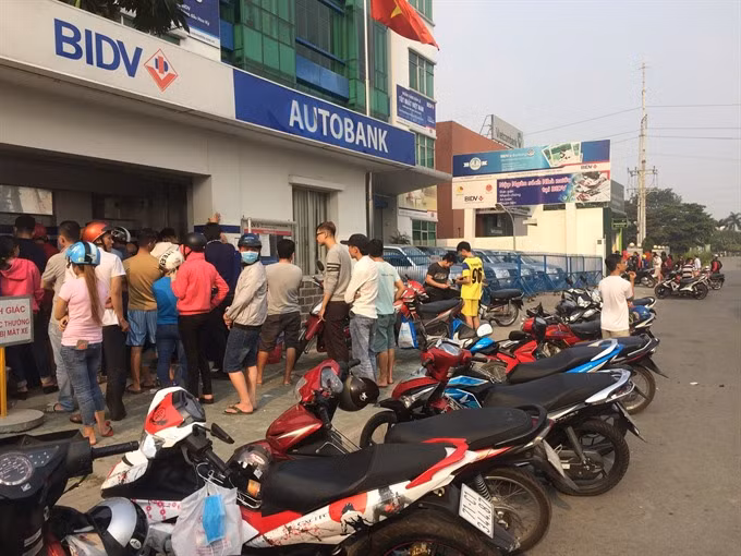 Central bank tackles ATM overload at industrial zones ảnh 1