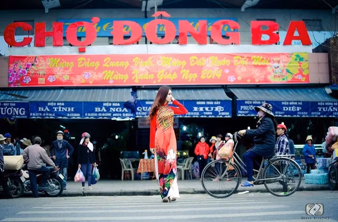 Dong Ba Market attracts visitors to Hue ảnh 1