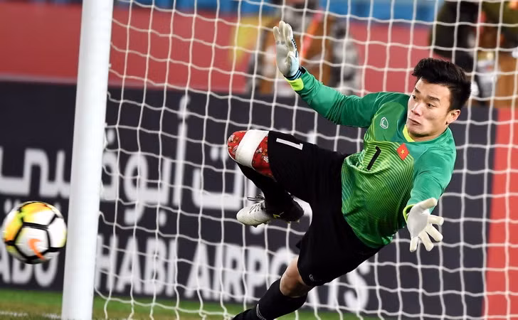 U23 Vietnam goalie brings gloves to auction ảnh 1