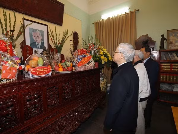 Party chief pays tribute to late Party General Secretaries ảnh 1