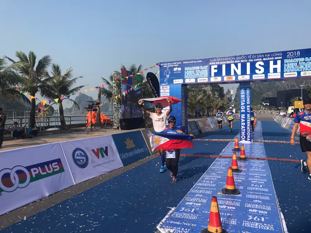 Nearly 2,000 runners compete at Ha Long Bay Heritage Marathon ảnh 1