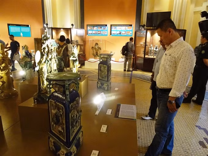 History museum opens exhibition on 15th century antiques ảnh 1