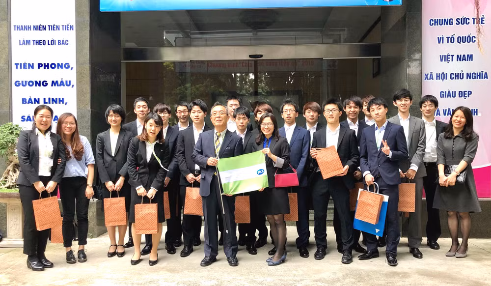 Japanese students join friendly table tennis competition in Hai Duong ảnh 1