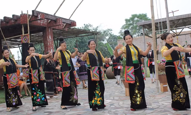 Cultural activities in November highlight great national unity ảnh 1