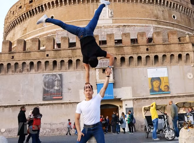 Vietnamese acrobatic brothers seek Guinness record ảnh 1