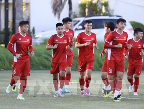 National men’s football team enters FIFA’s top 100 ảnh 1
