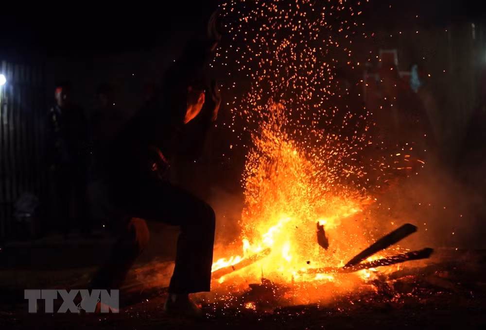 Red Dao ethnic group’s fire dance festival revived in Dien Bien ảnh 1