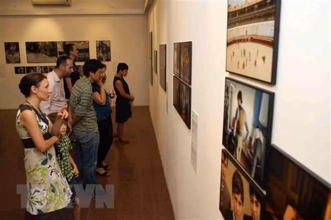 Photo exhibition marks 45th anniversary of Vietnam-Netherlands ties ảnh 1