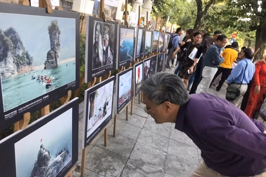 Over 100 best heritage photos on display in Hanoi ảnh 1