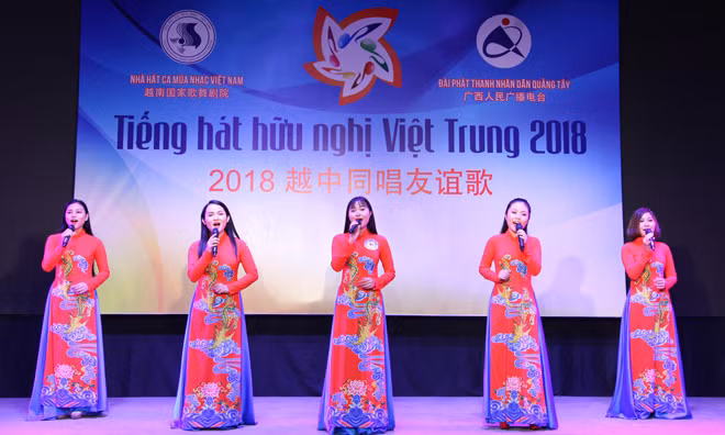 Vietnam-China friendship singing contest promotes ties ảnh 1