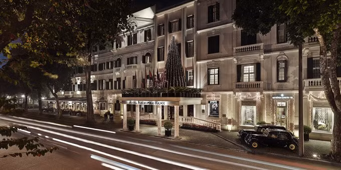 Hotels light up Christmas trees ảnh 1