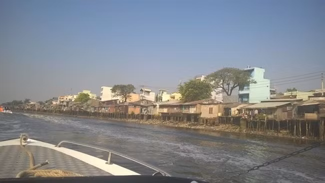 Slum dwellers in HCM City to be moved nearby ảnh 1