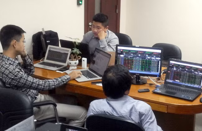 Vietnam’s stocks up on rising oil, positive forecasts ảnh 1