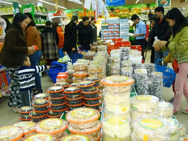  Traditional market lacks Vietnamese goods ảnh 1