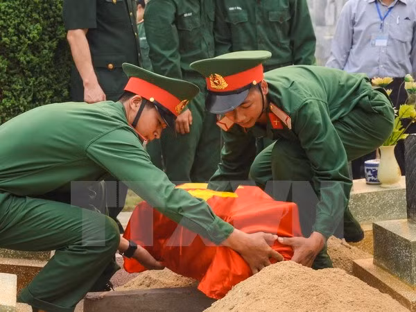 Thua Thien-Hue: remains of fallen soldiers in Laos reburied ảnh 1
