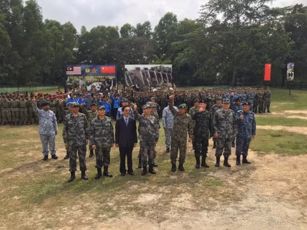 China, Malaysia undertake joint military exercises ảnh 1