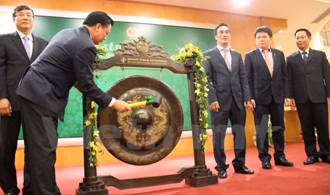 Hanoi Stock Exchange celebrates post-Tet opening ảnh 1