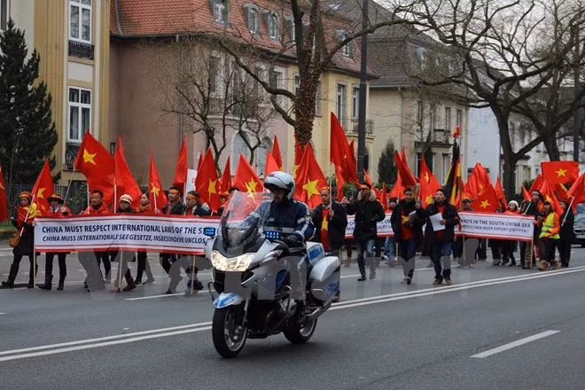 Overseas Vietnamese in Germany protest China’s acts in East Sea ảnh 1