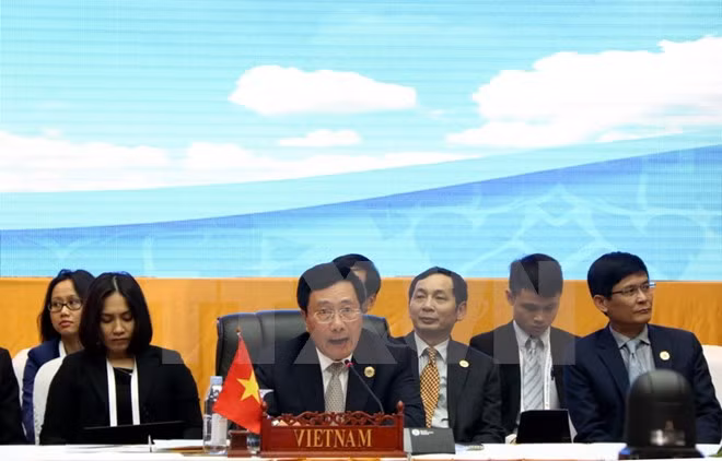  Deputy PM meets foreign ministers on AMM 49 sidelines ảnh 1