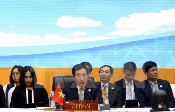 Vietnam reiterates stance on East Sea issue in Laos ảnh 1