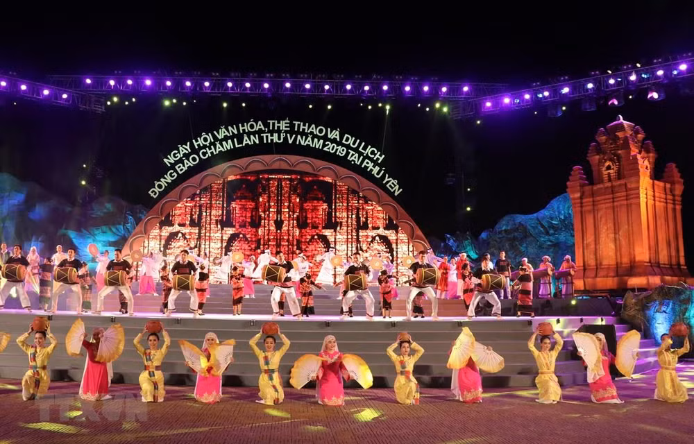Deputy PM bestows Cham tower national special relic title ảnh 1