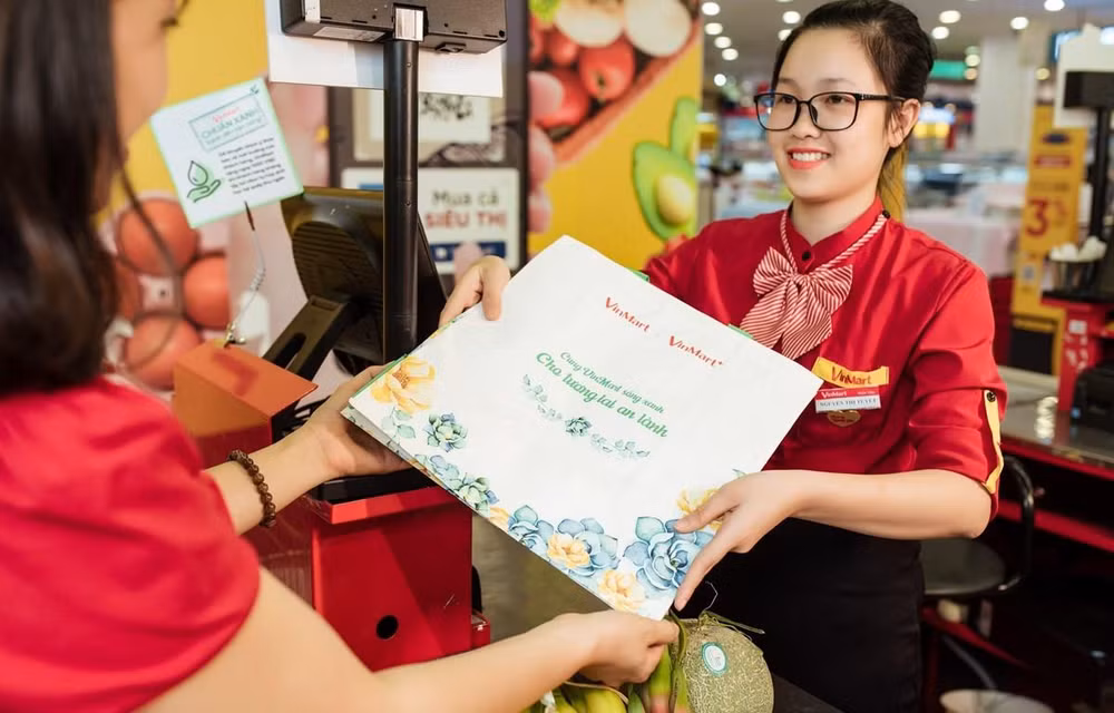 Retail chain applies measures to go green ảnh 1