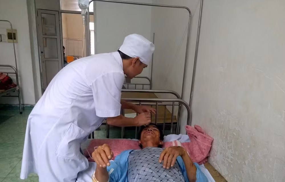 Rescuers approach isolated villages of Thanh Hoa ảnh 1