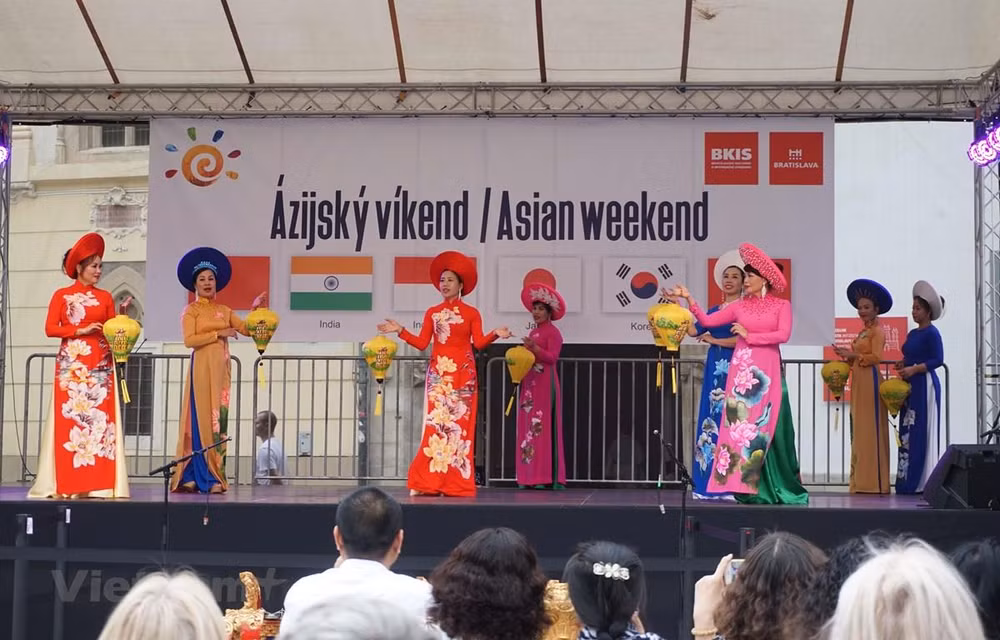Vietnamese culture shines at Asian Weekend 2019 in Slovakia ảnh 1