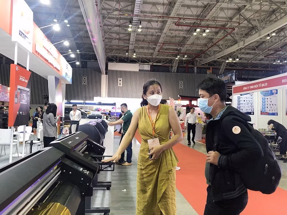 Advanced advertising equipment, technology displayed in HCM City ảnh 1
