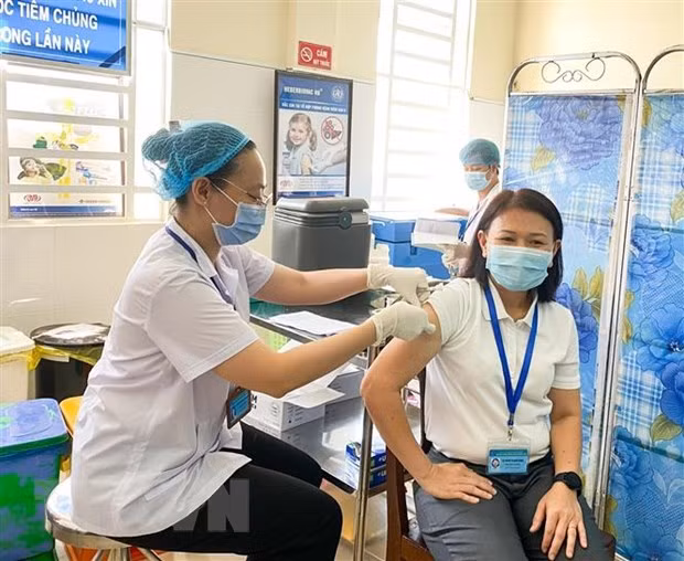 COVID-19 vaccination campaign reaching more provinces ảnh 1