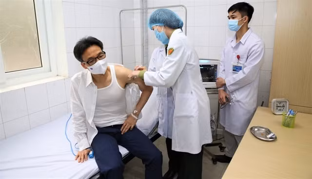 Deputy PM gets trial jab of homegrown COVID-19 vaccine ảnh 1