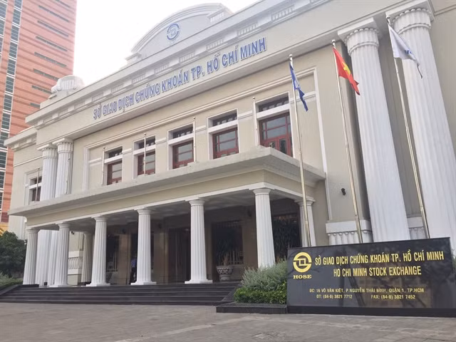 10 firms mull temporary move from overburdened HCM City bourse to Hanoi ảnh 1