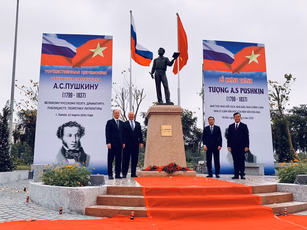 Statue of Pushkin unveiled in Hanoi ảnh 1