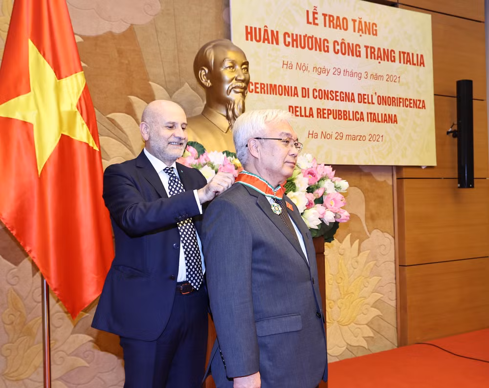 Vietnamese official honoured with Italy’s Order of Merit ảnh 1