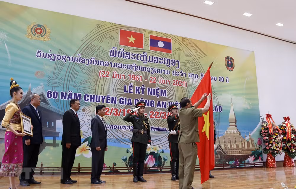 Vientiane ceremony marks 60 years of Vietnam’s public security expert force in Laos ảnh 1