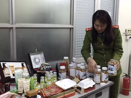 Hanoi police seize dubious cosmetics and health food ảnh 1