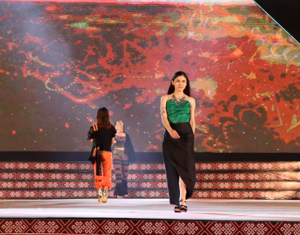 Brocade fashion show takes place in Dak Nong ảnh 3