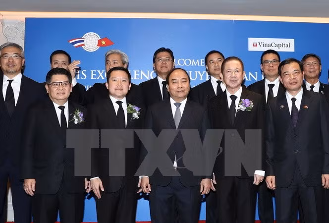 PM attends Vietnam-Thailand economic cooperation forum ảnh 1