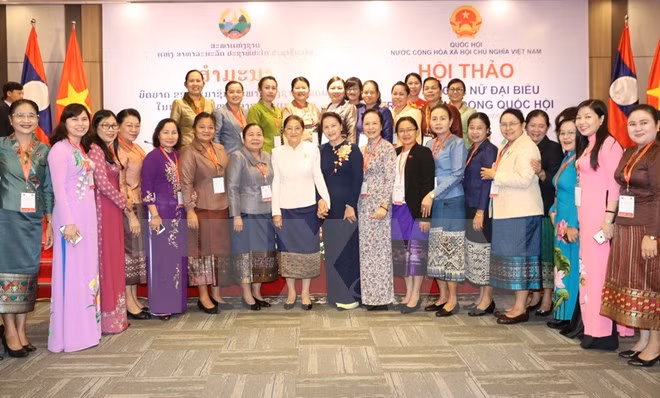 Vietnamese, Lao female lawmakers discuss role in NA’s activities ảnh 1
