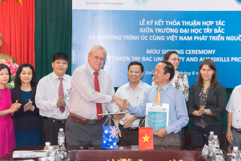 Australia supports manpower training at Tay Bac University ảnh 1