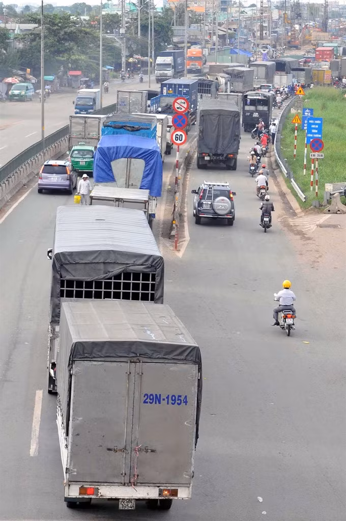 HCM City firms fear plan to extend mini-truck ban ảnh 1
