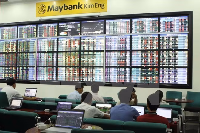 Shares retreat after three-day rally ảnh 1