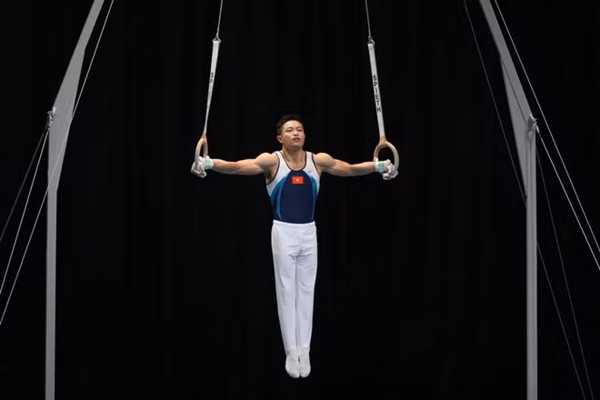 SEA Games 29: Gymnast seizes 9th gold medal for Vietnam ảnh 1